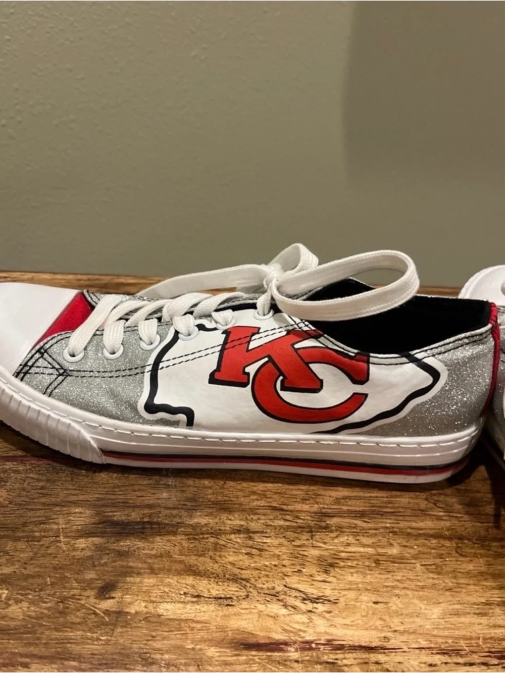 KC Chief fans!!! Show your support this Football Season in these sz 10 shoes (w)